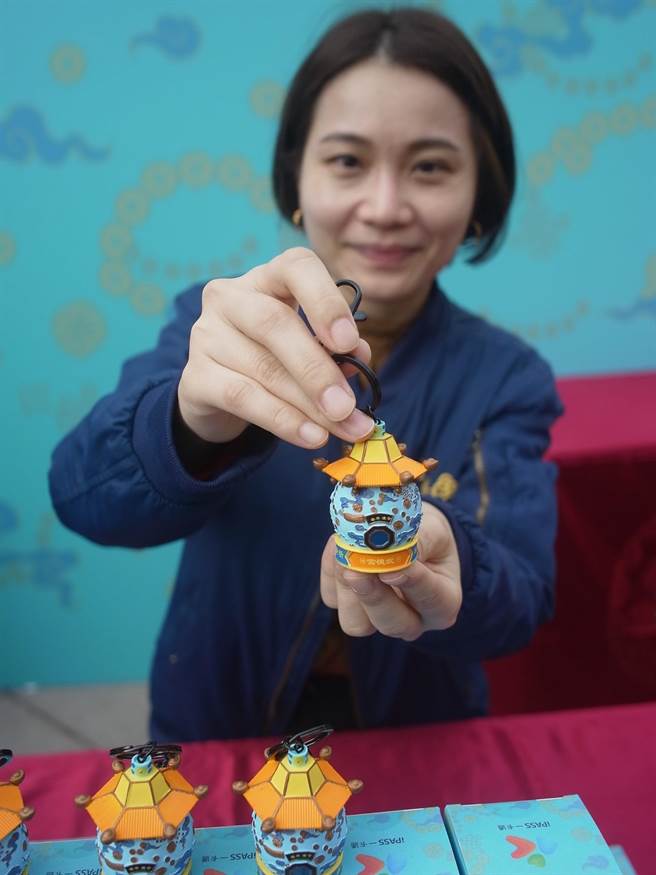 云林县北港武德宫与一卡通公司合作，推出「天库立体一卡通」迎新春。（张朝欣摄）