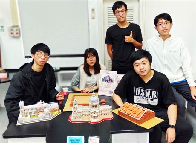 屏东大学科学传播系学生透过建筑模型，展现屏东文化。（林和生摄）