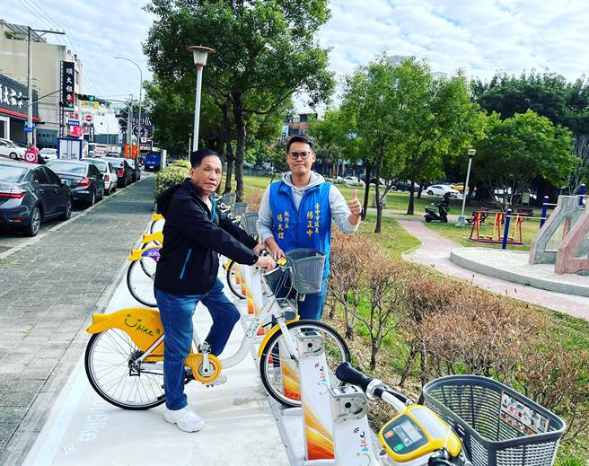 台中市西屯區惠來里長廖慶麟（左）與市議員楊正中成功爭取在惠民公園旁設置YouBike 2.0站。（盧金足攝）