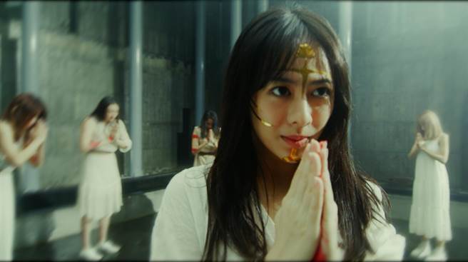 陈霓推出新歌〈2LIPS ＆ BUTTERFLY〉MV。（陈霓提供）