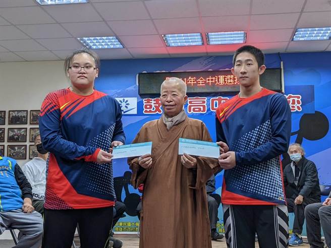 鼓山高中举重队去年总统杯包办高中男女总冠军，5日特别将2万元奖金回捐给长期赞助的元亨寺慈善会。（曹明正摄）