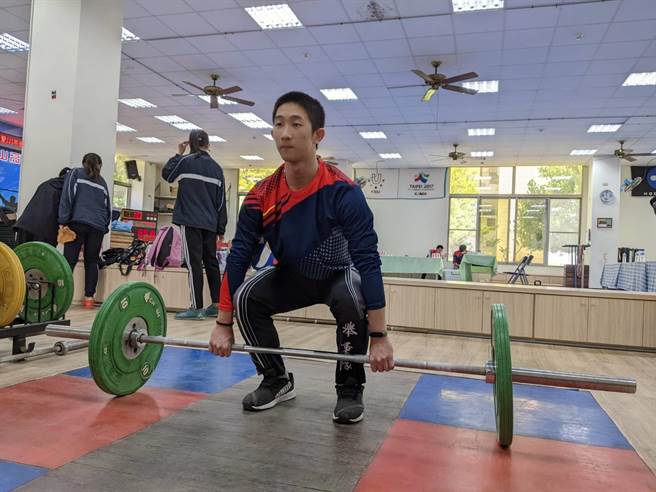 鼓山高中举重队选手杨帆顺去年越级打怪，参加全国运动会拿下铜牌，是备受期待的举重新秀。（曹明正摄）
