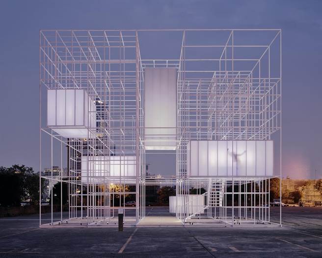 高雄國際貨櫃藝術節最新亮相作品〈謐靜立方〉，打造4層樓高的巨型半透明立方體。（高巿府文化局提供／曹明正高雄傳真）