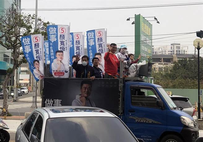 台灣基進台南黨部接獲民眾爆料，指在台中目擊國民黨台南市議員謝龍介陪同顏寬恒掃街拜票。（台灣基進提供／洪榮志台南傳真）