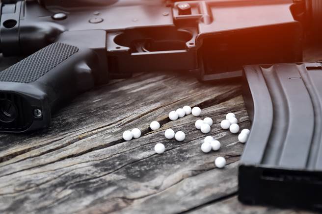 男童在自家阳台玩BB弹手枪，一时贪玩竟朝隔壁2户邻居的阳台狂射BB弹，大量BB弹砸中玻璃发出巨响吓坏邻居，邻居事后坚持提告。（示意图/Shutterstock提供）