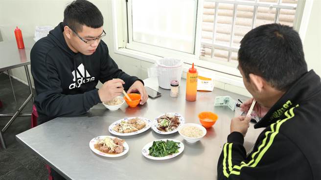 台南特色小吃「猪头饭」维持原价，让顾客大讚好佛心。（张毓翎摄）