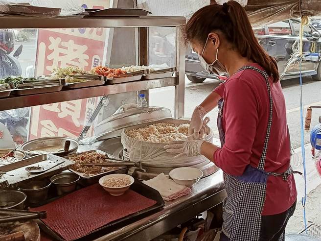 虽然「猪头饭」不涨，但店家坦言，原物料成本压力大，也是咬牙苦撑才能维持原价。（张毓翎摄）