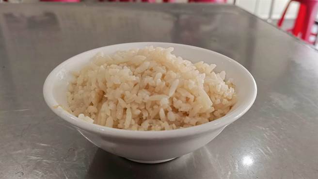 猪头饭是运用猪大骨和三层肉熬出高汤后，再用汤汁炊煮在来米，其口感粒粒分明、带点黄色色泽，属在地人藏私美食。（张毓翎摄）