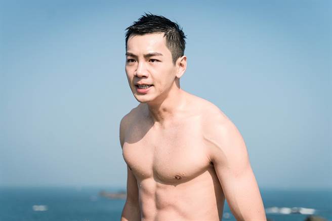 禾浩辰饰演人鱼界第一美尾徐仁宇，莫名被召唤上陆地。（羚邦集团提供）