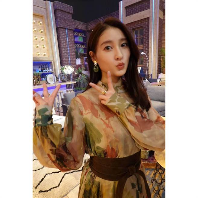 土屋太凤替《让我听见爱的歌声》中天真烂漫的AI美少女「诗音」一角配音。（摘自IG）