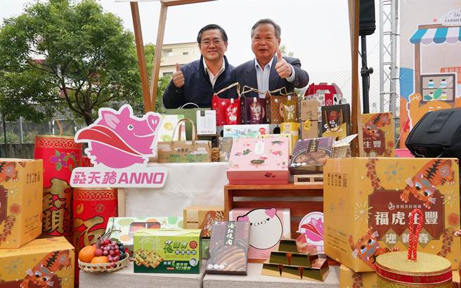 台中市农业局结合网路电商「普利共好商城」推出了2022虎虎哈喜新春年货网购节行销活动，中市农业局长蔡精强（右）、商城董事长、雾峰区农会总干事黄景建（左）向民眾推荐商城内的优质产品。（黄国峰摄）