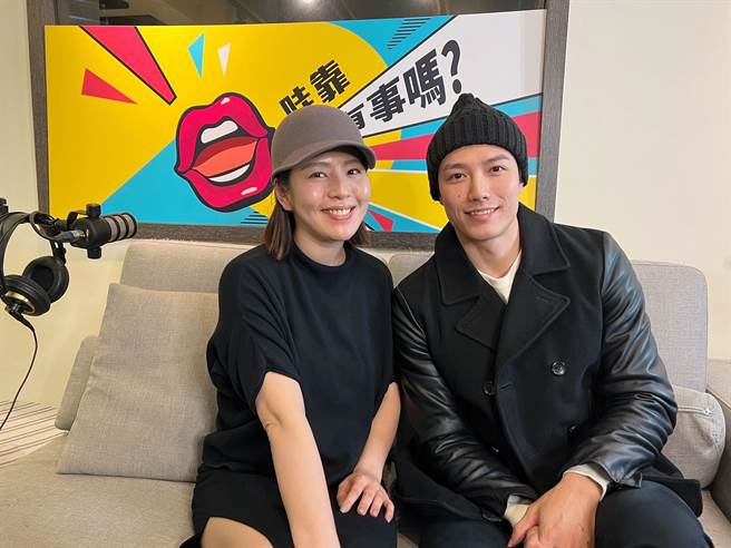 刘品言日前带着旗下艺人赖东贤，一起上节目大聊拍《华灯初上》后遗症。（《哇靠有事吗》提供）