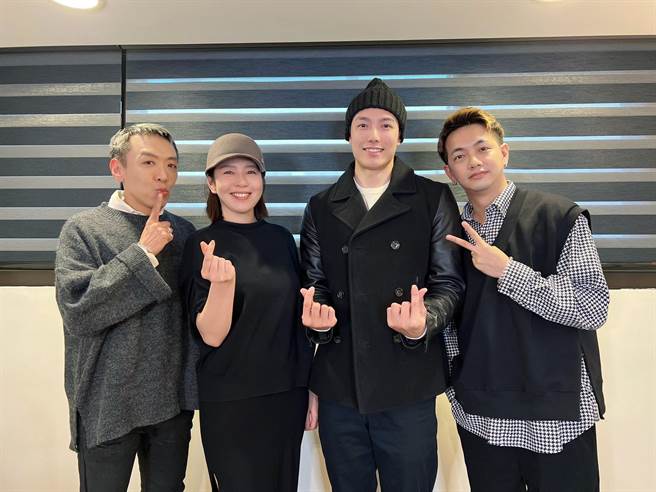 刘品言日前带着旗下艺人赖东贤接受吴小帽与阿平访问。（《哇靠有事吗》提供）