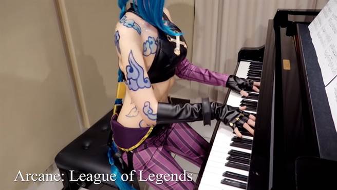 日前小P特地扮成Riot Games人气动画角色吉茵珂丝，演奏主题曲〈Enemy〉，尽力压胸还是太大，被网友亏「吉茵珂丝哪有那么大」。(图/ 摘自Pan Piano YouTube频道)