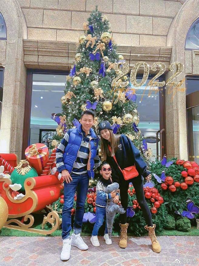 陶喆开心晒出一家三口合照，祝福大家新年快乐。（摘自陶喆脸书）
