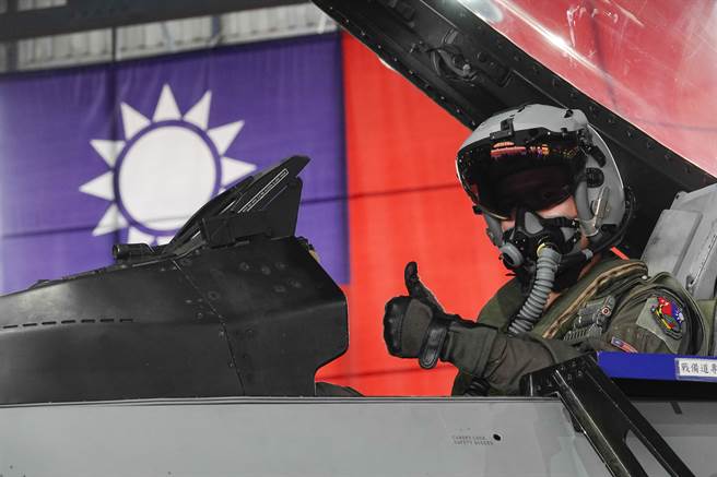 少校飞官顏祥陞在机棚展示价值1200万元的JHMCS联合头盔瞄准系统，他曾赴美接受战术训练，已有12年飞行经验，飞行时数达1800小时。 （黄子明摄） 