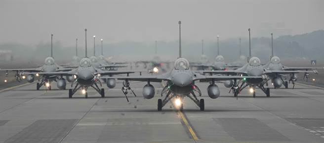 嘉义空军基地四联队5日上午以12架F-16V （Block 20）战机「大象走路」展示战力。（黄子明摄） 