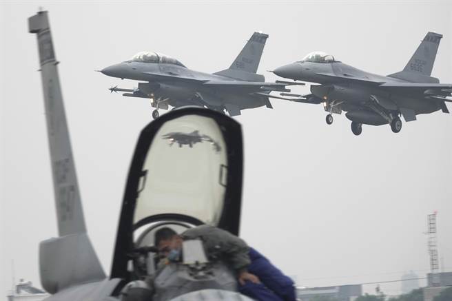 共军近来经常侵扰我西南航空识别区，空军对空防扮演关键角色，嘉义空军基地四联队的F-16V（Block 20）是空军生力军，战备压力特别吃重，在春节即将到来前夕，战机不断起降执行任务。（黄子明摄）