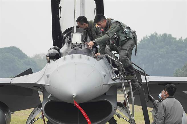 驻在嘉义空军基地的F-16V（Block 20）是空军生力军，飞行员接获战备命令立即紧急奔赴战机，准备升空执行任务。（黄子明摄） 