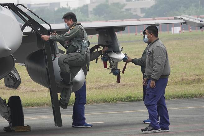 驻在嘉义空军基地的F-16V（Block 20）是空军生力军，战备压力特别吃重，执行勤务也都挂载实弹。（黄子明摄）