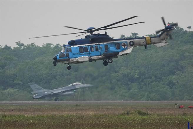 嘉义空军基地四联队的F-16V与EC-225超级美洲狮直升机不断机场演练或起降执行任务。（黄子明摄） 