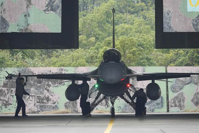 嘉义空军基地四联队的F-16V（Block 20）执行任务后进棚整备。（黄子明摄）