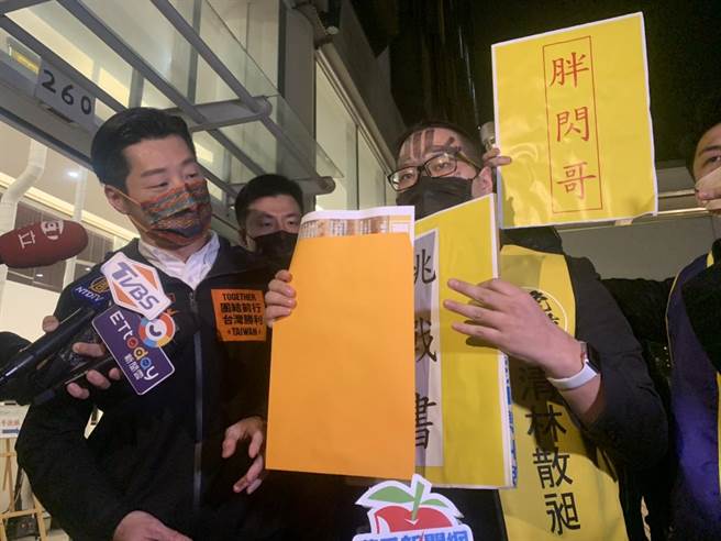 台北市選委會今晚舉辦罷免說明會，會後罷昶總部「清林散昶」成員遞上挑戰書，呼籲林昶佐聽取公民聲音和質疑。（黃婉婷攝）