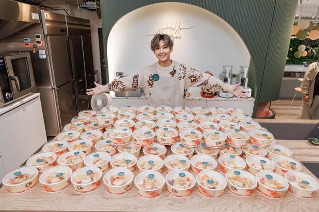 炎亞綸大展廚藝手作百份寵物鮮食年菜。（自然食Natural10提供）
