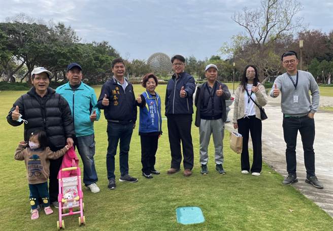 市议员陈本添(左三)表示，他要求养工处尽快规划设计，赶在年底前完工，让乡亲及市民都会想到这里来休閒。（市议员陈本添提供）