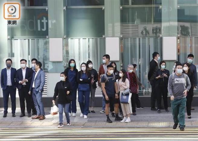 香港新冠疫情有恶化趋势，港府加强防疫1月7日起晚间禁止餐饮内用、酒吧美容院关闭、单车节取消。（香港东网）