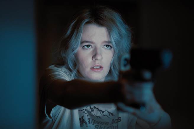 斯凯勒达文波特一幕「盲女开枪」动作戏，让观眾直呼根本是真人版CS。（采昌提供）