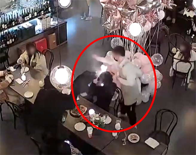 一名女子在跨年夜前往网红餐厅用餐，头髮意外触碰到摆放在桌上的蜡烛而燃烧，造成左脸与左耳二度烧伤。（翻摄陆媒《1818黄金眼》）