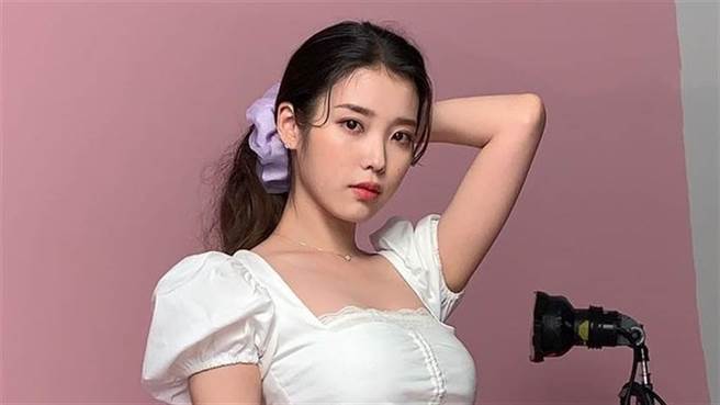 南韩「国民妹妹」IU将于本月13日推出个人纪录片《Pieces：29岁的冬季》回馈粉丝。（图／IG@dlwlrma）