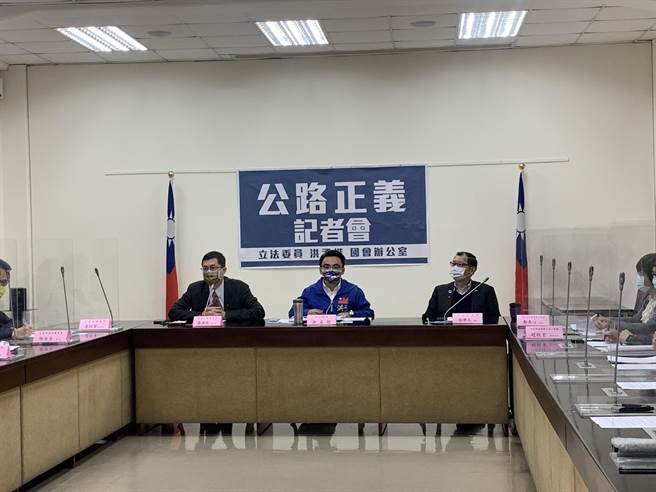 願景工程基金會執行長羅國俊、立法委員洪孟楷與台大土木系教授張學孔等人上午出席「公路正義」記者會。（張薷攝）