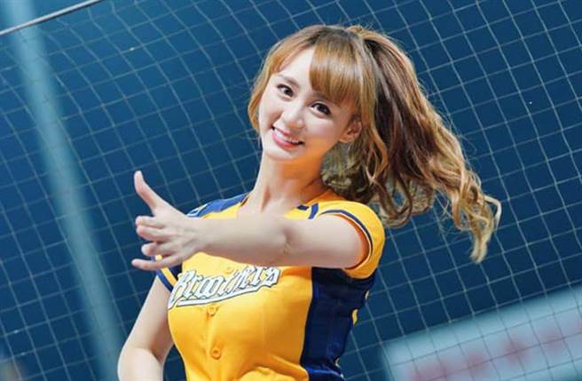 短今拥有娜美级火辣身材。（图／截取自短今脸书）