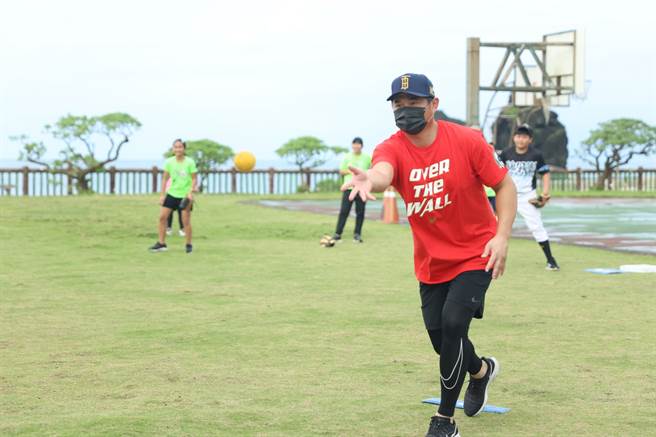 胡金龍跟隨中職球員工會回饋列車來到綠島。（中職球員工會提供）