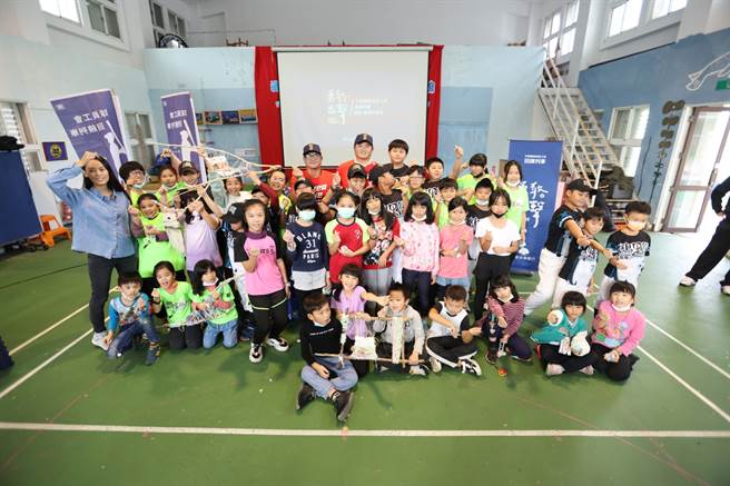 中職球員工會回饋列車首度駛向離島，胡金龍、楊聖均來到綠島指導當地棒球隊。（中職球員工會提供）