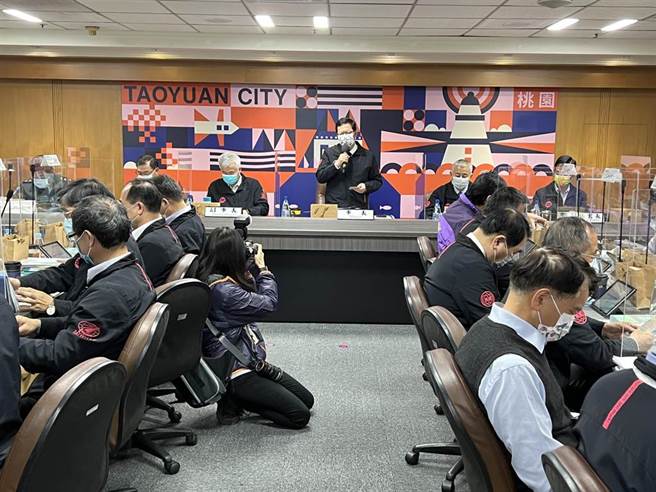 桃機清潔員群聚案再添3人，目前共累計8人確診，鄭文燦也於5日深夜緊急說明。(圖／蔡依珍攝)