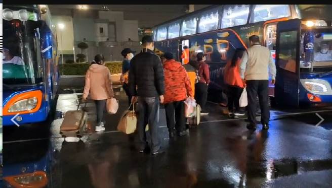 信實集團航廈夜班清潔人員共93人全數送至檢疫所集中隔離。(圖／民眾提供)