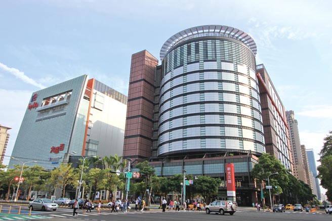 台中新光三越2021年營收高達214億元，蟬聯全台百貨「店王」寶座！圖／曾麗芳