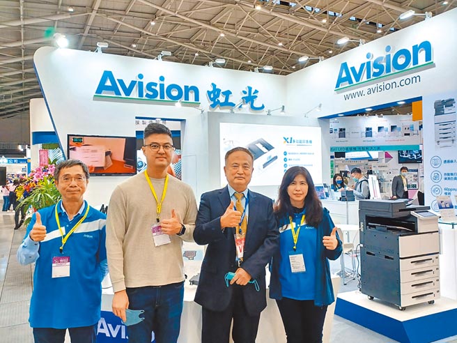 虹光精密董事长盛少澜与团队同仁于台北国际光电大展合影。图／谢易晏