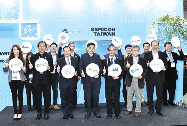 SEMI台湾区总裁曹世纶与工业局组长林俊秀共同发布全球第一个由臺湾主导的资安标准。图╱工业局提供