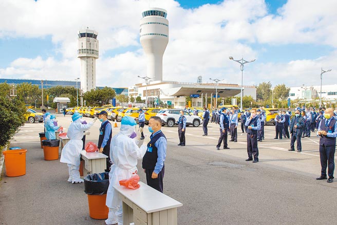 桃園機場防疫車隊計程車司機全員採檢，未完成篩檢之前，暫時停止出車任務。（陳麒全攝）