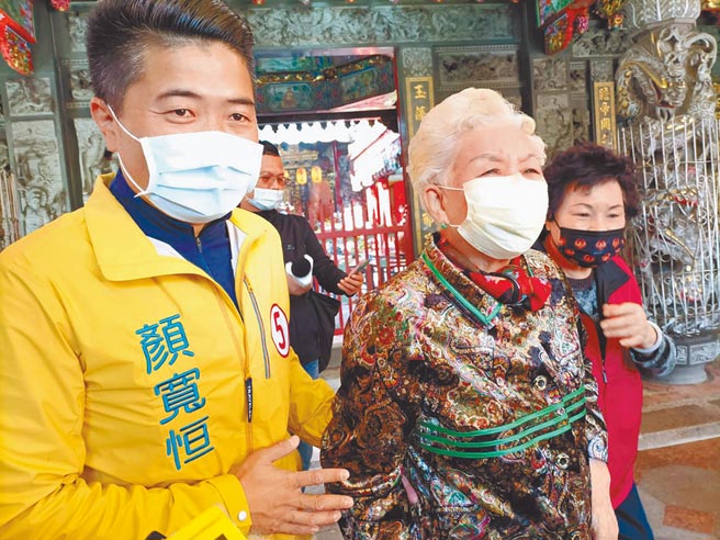 国有财产署中区分署长赵子贤亲赴国民党中二选区立委补选候选人顏宽恒家族南屯招待所及沙鹿豪宅勘查国有地，顏宽恒（左）4日反控，一个科员就能做的事，动用分署长亲自会勘，是不是政治操作？（陈淑娥摄）