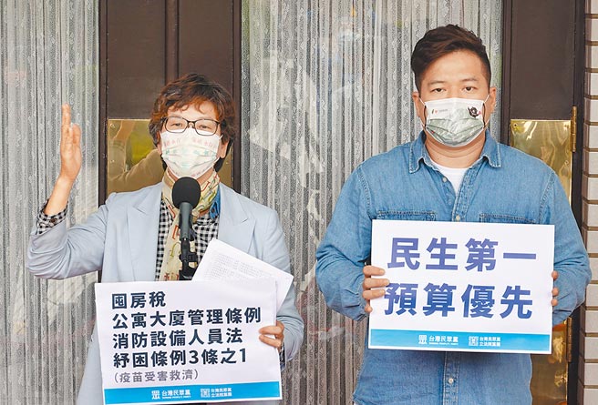 立法院4日朝野協商加開臨時會事宜，民眾黨立委蔡壁如（左）、邱臣遠（右）反對在臨時會排審地制法，應以民生議題及總預算優先。（姚志平攝）