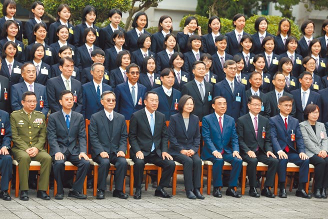 调查局4日举行第58期调查班结业典礼，检察总长江惠民（左三起）、国安会秘书长顾立雄、蔡英文总统、法务部长蔡清祥等一同合影留念。（杜宜谙摄）