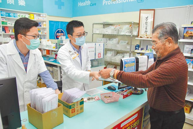 健保署宣布扩大给付僵直性脊椎炎等多项药品给付，最快2月上路。（本报资料照片）