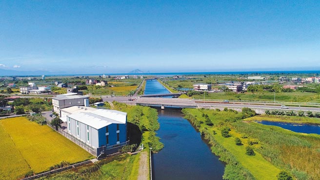 宜兰县政府向水利署争取经费，将用以改善冬山河平行排水系统的护岸，工程预计今年底前完工。（宜兰县政府提供／李忠一宜兰传真）