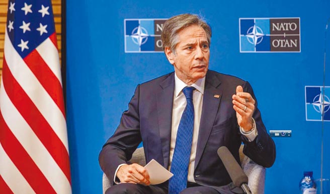 美国国务卿布林肯（见图）与北约外长通话声援立陶宛，与此同时，立陶宛总统瑙塞达4日在广播节目中表示，允许台湾「以台湾为名」开设代表处「是个错误」，此事强烈影响了立陶宛与中国的关系。（摘自北约官网）