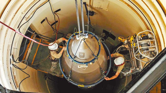 针对中美英法俄发表联合声明，以防止核武军备竞赛，包括联合国在内各方都表示欢迎。图为美国空军工作人员正在换置弹头。（摘自美国空军官网）